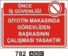 Giyotin Makasında Görevliden Başkasının ÇalışmasıYasaktır 35x50 cm Sticker (Yapışkanlı) Etiket